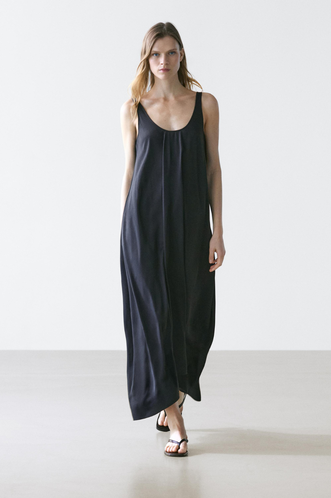ROBE FLUIDE ÉVASÉE À BRETELLES