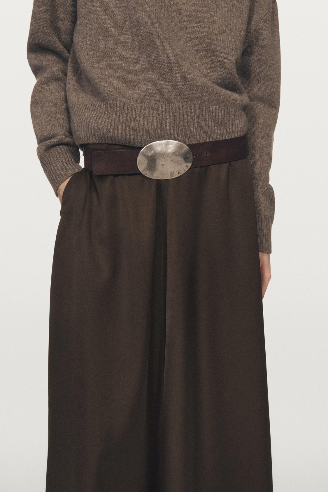 JUPE MIDI SATINÉE AVEC POCHES