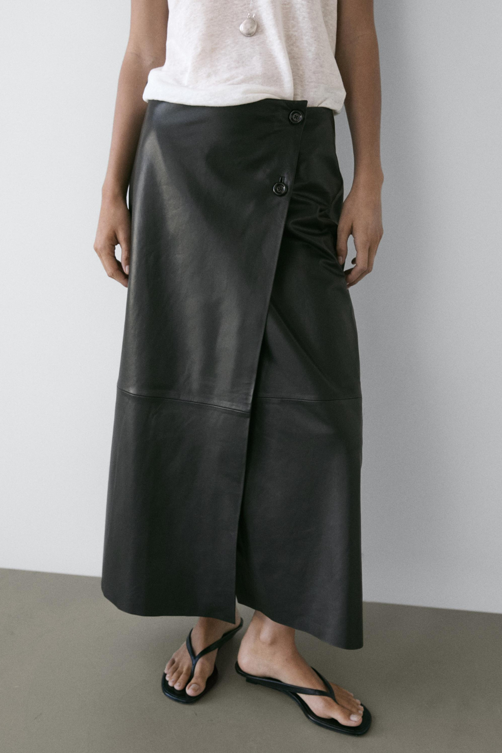 JUPE MIDI EN CUIR NAPPA AVEC COUTURES