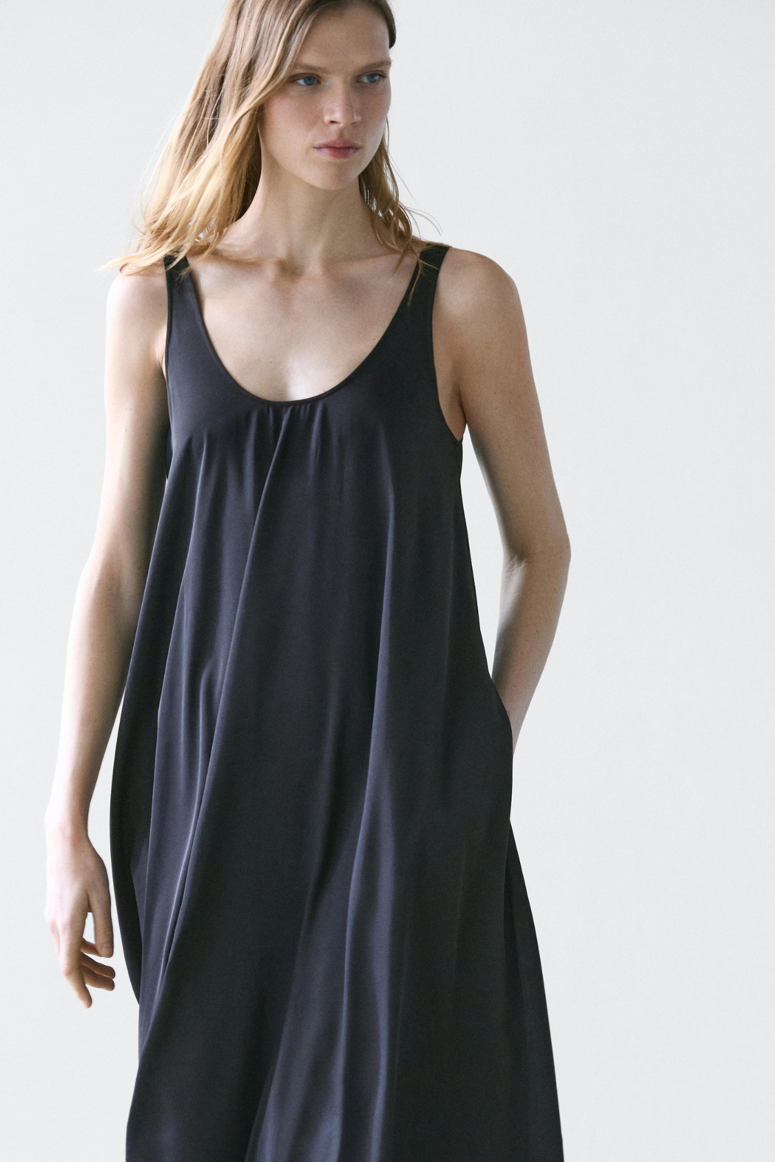 ROBE FLUIDE ÉVASÉE À BRETELLES