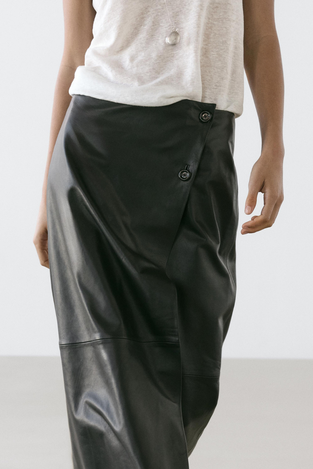 JUPE MIDI EN CUIR NAPPA AVEC COUTURES