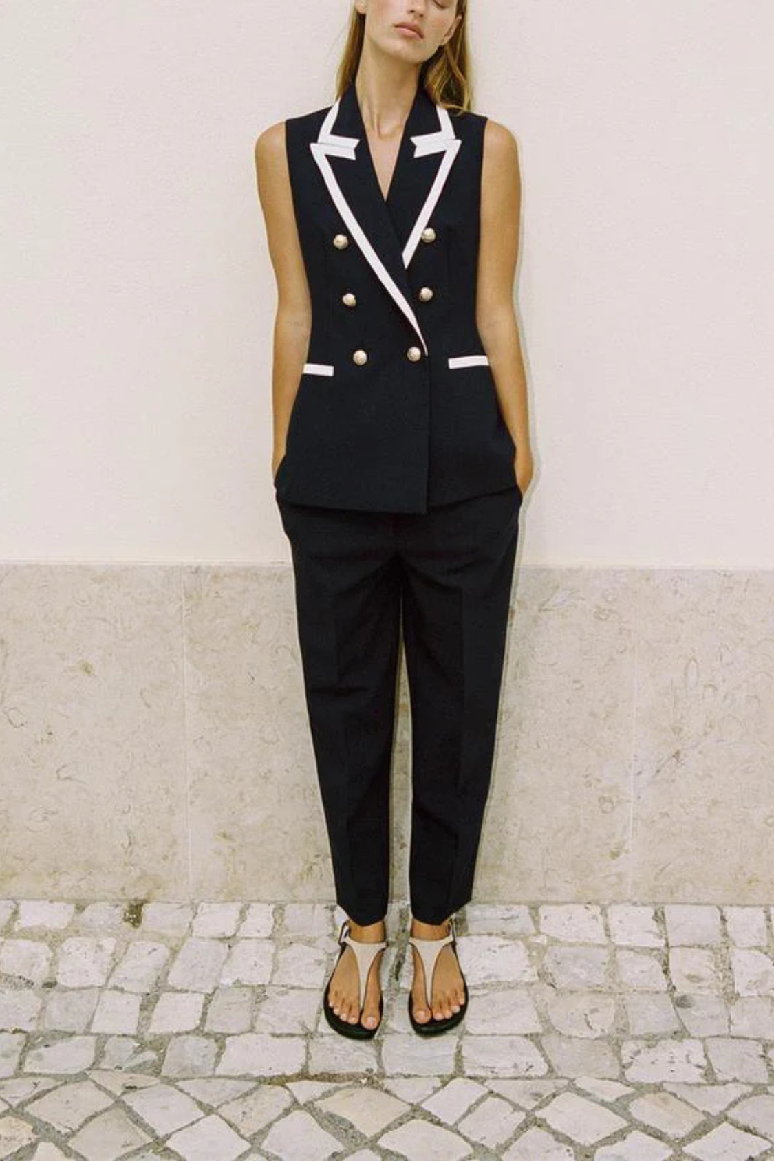 DOPPELREIHIGE WESTE MIT KONTRASTPASPILIERUNG IN SCHWARZ