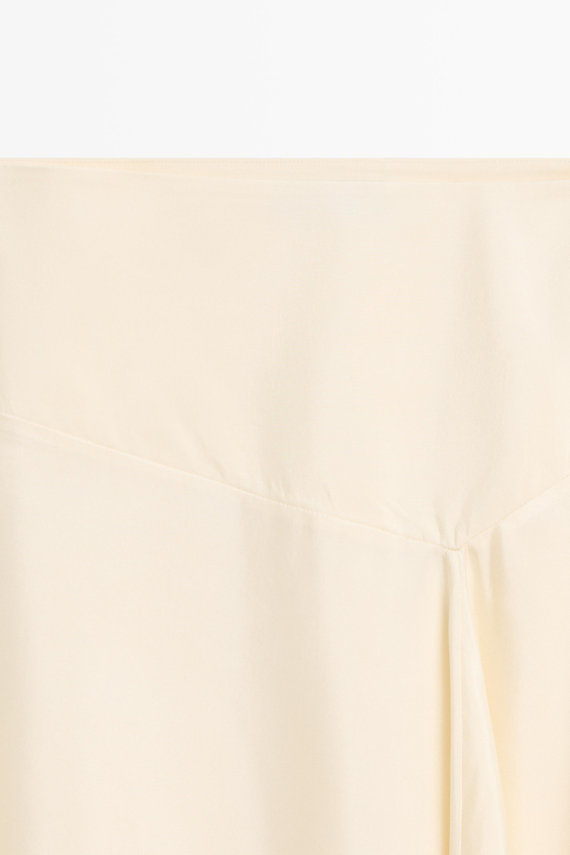 JUPE ASYMÉTRIQUE DÉTAIL LINGERIE