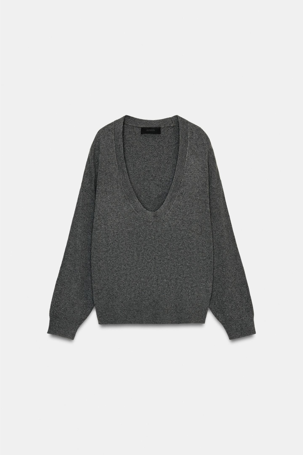 PULL EN MAILLE AVEC DÉCOLLETÉ PRONONCÉ